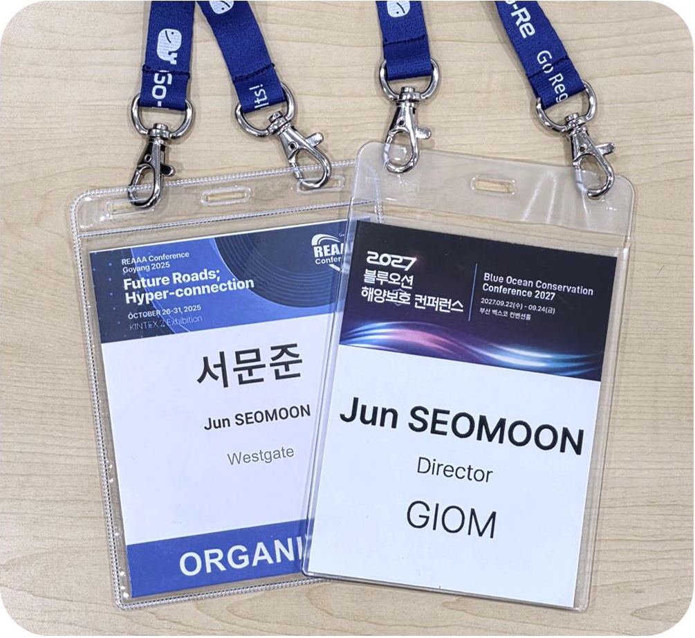 파란 목걸이줄과 PVC 커버로 구성한 롤 라벨 명찰 두 개의 지정 사진